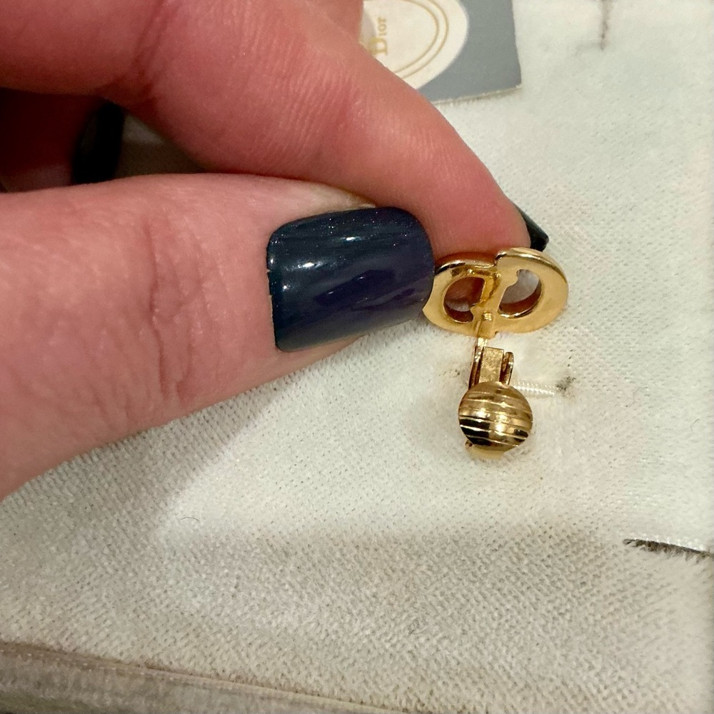 🔥SALE🔥!💎DIOR💎CLIP ON EARRINGS WITH ORIGINAL BOX AND TAG - Picture 2 of 7
